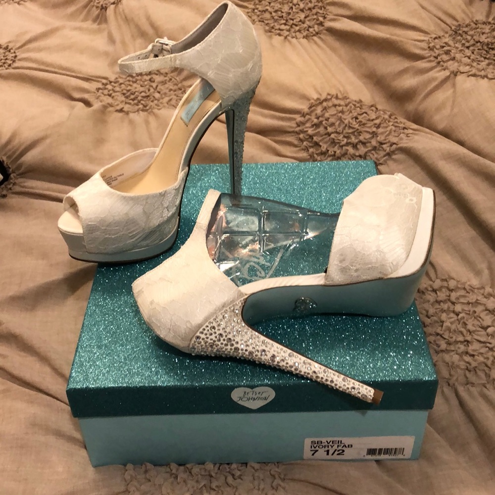 Betsey Johnson 7.5 white rhinestone lace stiletto